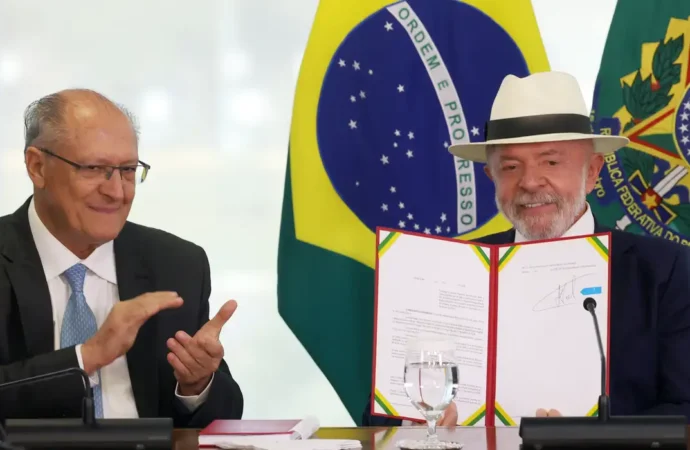 Lula assina decreto que promulga acordo UE-Mercosul