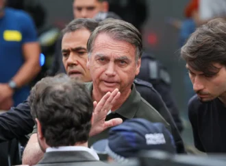 Bolsonaro pede a Moraes autorização para reparo em elevador dentro de casa