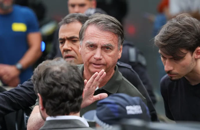 Bolsonaro pede a Moraes autorização para reparo em elevador dentro de casa