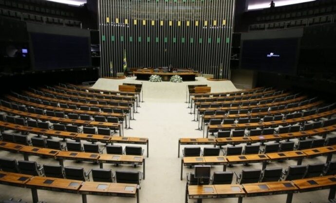 Comissão aprova projeto que classifica PCC e CV como grupos terroristas junto a 11 cartéis latinos