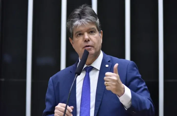 Proposta de Ruy Carneiro para tratar dependência em bets pode avançar com urgência na Câmara