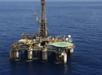 Ameaça dos EUA de bloquear Ormuz pressiona preço do petróleo, que ultrapassa US$ 100