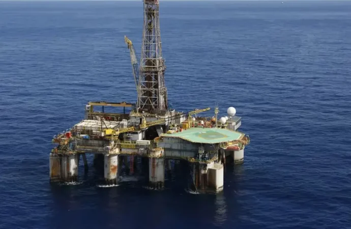 Ameaça dos EUA de bloquear Ormuz pressiona preço do petróleo, que ultrapassa US$ 100