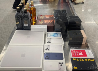 PF apreende produtos sem notas fiscais vindos do Paraguai, no Aeroporto Castro Pinto