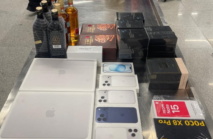 PF apreende produtos sem notas fiscais vindos do Paraguai, no Aeroporto Castro Pinto