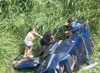 Helicóptero cai em terreno e deixa ocupantes feridos, na Paraíba; veja vídeo