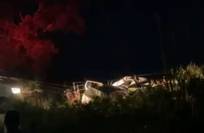 Homem morre após pisar em fio de alta tensão de poste derrubado, em Jacaraú