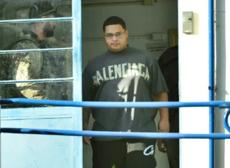 Preso em operação da PF, MC Ryan deixa IML com camiseta de grife de R$ 11 mil