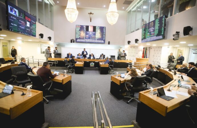 18 dos 36 deputados trocam de partido na ALPB; veja mudanças