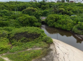 Água escura e com mau cheiro é coletada para análise após desagua em praia da Grande João Pessoa