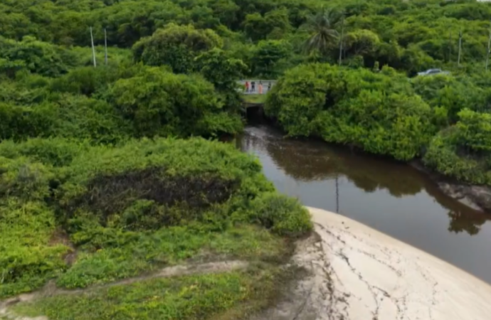 Água escura e com mau cheiro é coletada para análise após desagua em praia da Grande João Pessoa
