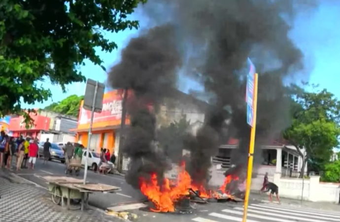 Comerciantes protestam e interditam ruas de João Pessoa após ordem de desocupação