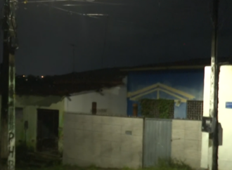 Casas são interditadas e moradores são retirados após fortes chuvas, em João Pessoa