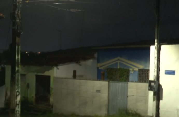 Casas são interditadas e moradores são retirados após fortes chuvas, em João Pessoa