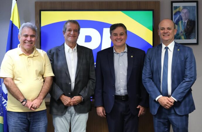 Valdemar anuncia Efraim como novo presidente do PL na Paraíba