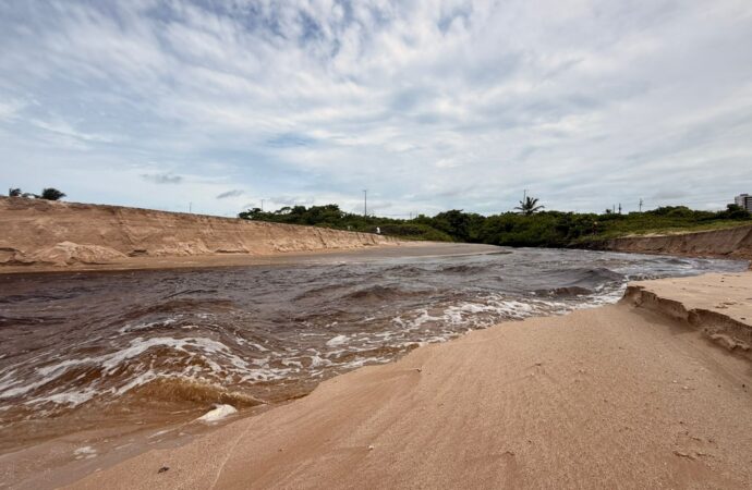 ‘Enxurrada’ de água escura com mau cheiro é registrada desaguando em praia da Grande João Pessoa