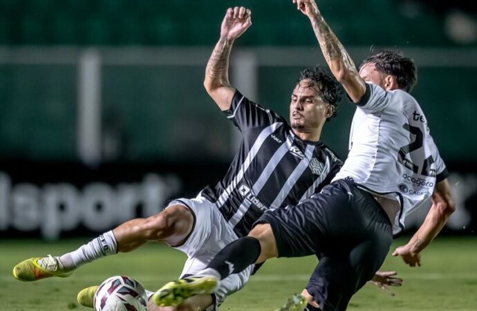 Falha do goleiro e expulsão pesam, e Botafogo-PB perde para o Figueirense