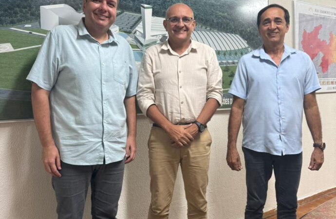 Diego Tavares e ex-prefeito articulam obras de pavimentação e abastecimento de água para Mari em reunião com secretário de Infraestrutura do Estado