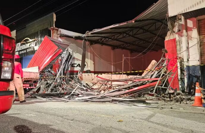Estrutura de loja de carros desaba, mata uma pessoa e deixa outra ferida, em Campina Grande