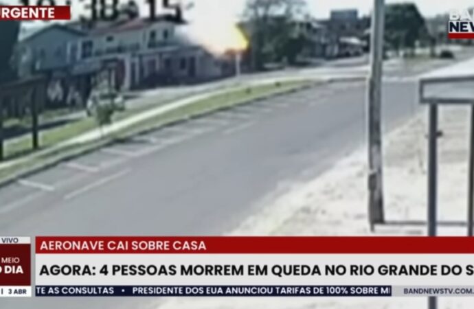 Avião de pequeno porte cai sobre casa no litoral do RS e deixa 3 mortos
