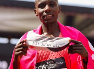 Queniano se torna primeiro atleta a correr maratona abaixo de 2 horas