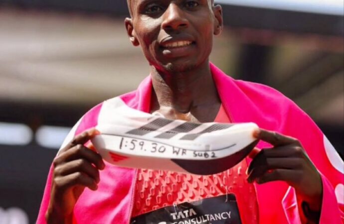 Queniano se torna primeiro atleta a correr maratona abaixo de 2 horas