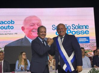 Nabor renuncia ao cargo de prefeito de Patos para disputar o Senado Federal; vice é empossado