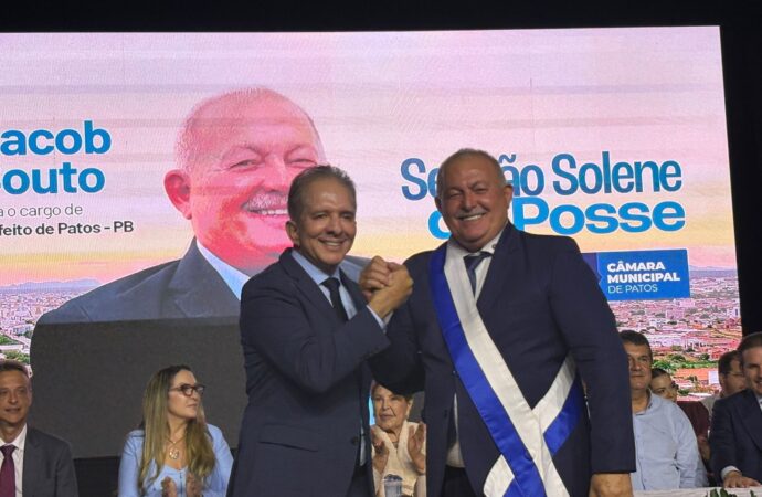 Nabor renuncia ao cargo de prefeito de Patos para disputar o Senado Federal; vice é empossado