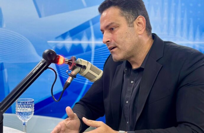 Alvo de operação da PF em Cabedelo, Rougger Guerra coloca cargo à disposição de Leo Bezerra, em JP