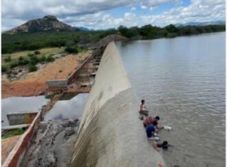 Barragem da Farinha sangra após seis anos e encerra racionamento de água em Patos
