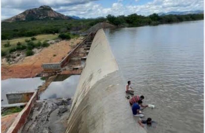 Barragem da Farinha sangra após seis anos e encerra racionamento de água em Patos
