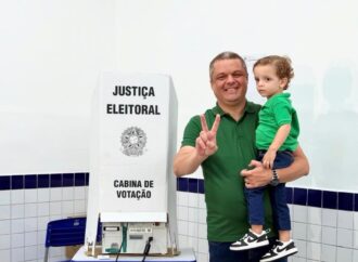 Edvaldo Neto vota em Cabedelo, fala em dever cumprido e mantém confiança na vitória