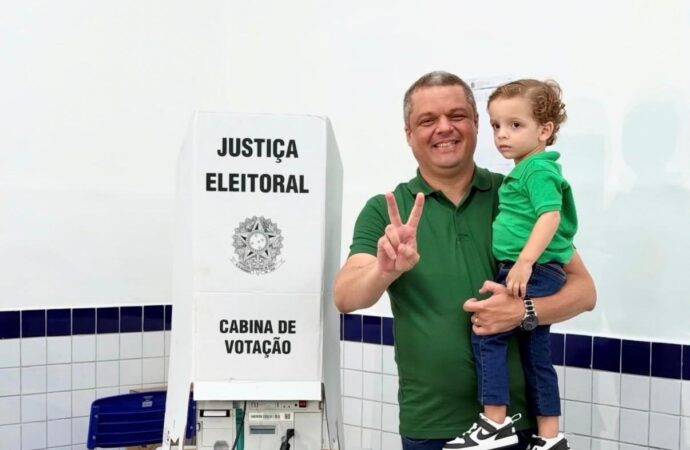Edvaldo Neto vota em Cabedelo, fala em dever cumprido e mantém confiança na vitória