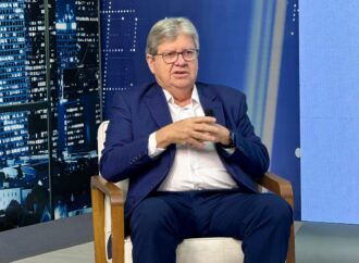 João Azevêdo vai acionar Ricardo Coutinho na Justiça por insinuações de suposto acordo com o MPPB