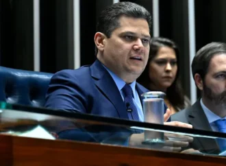Alcolumbre manda para CCJ indicação de Jorge Messias ao STF