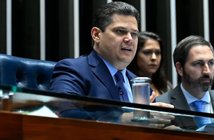 Alcolumbre manda para CCJ indicação de Jorge Messias ao STF