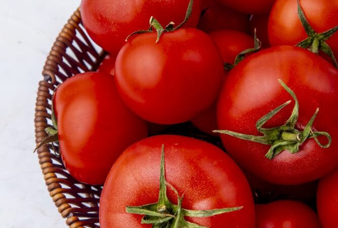 Tomate dispara de preço e chega a R$ 10 o quilo em mercados da Paraíba