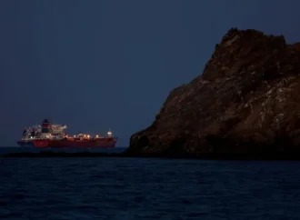 Irã anuncia fechamento do Estreito de Hormuz após ataques de Israel ao Líbano