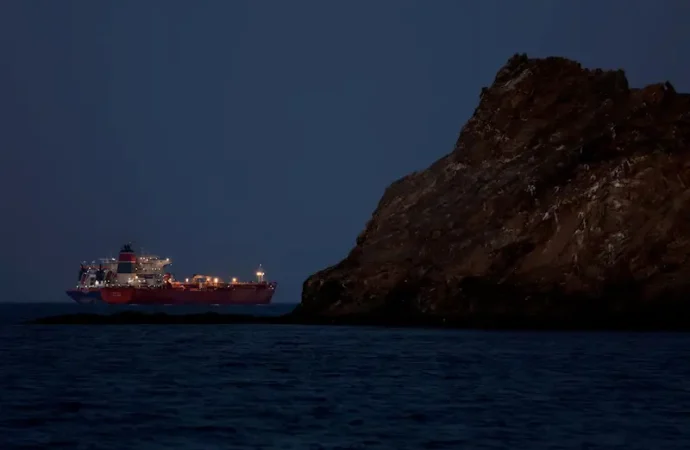 Irã anuncia fechamento do Estreito de Hormuz após ataques de Israel ao Líbano