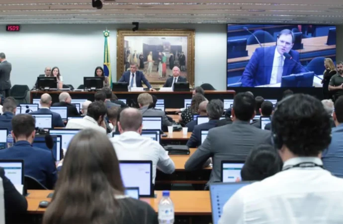 Fim da escala 6×1: CCJ da Câmara aprova proposta para redução da jornada de trabalho