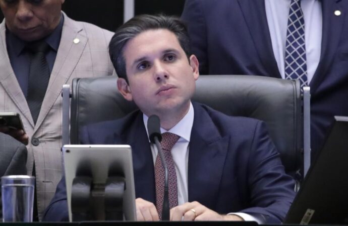 Hugo Motta pauta projeto que regulamenta venda e transporte de ouro