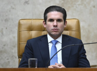 Hugo Motta diz que fim da escala 6×1 será debatida por meio de PEC