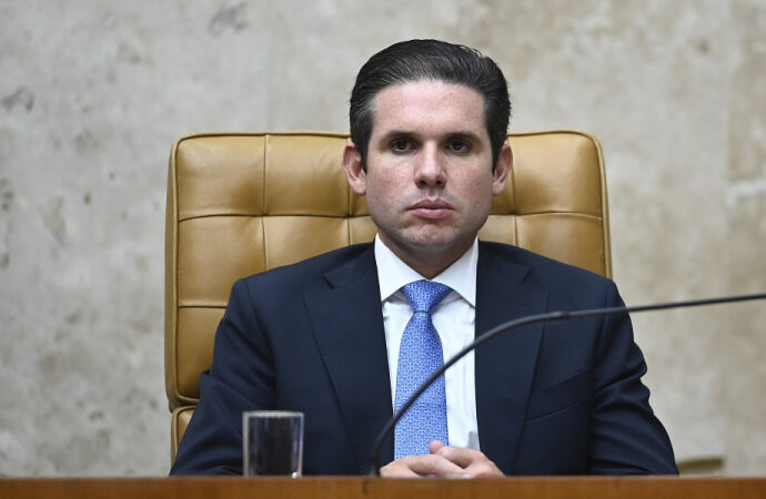 Hugo Motta diz que fim da escala 6×1 será debatida por meio de PEC