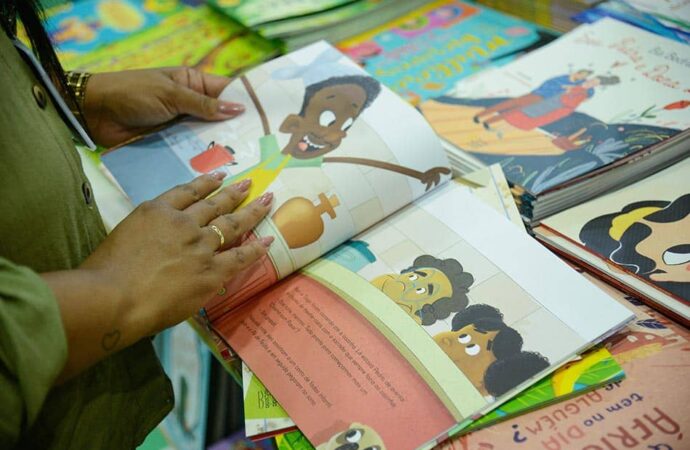 Leitura deve ser estimulada com prazer e hábito, destaca professora