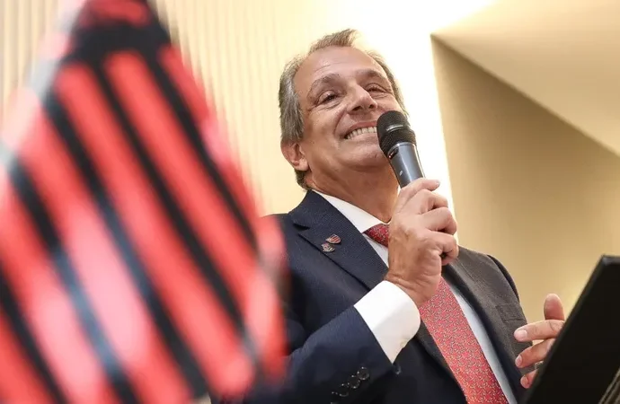 Flamengo atinge receita recorde de R$ 2 bilhões e reduz dívida em 2025