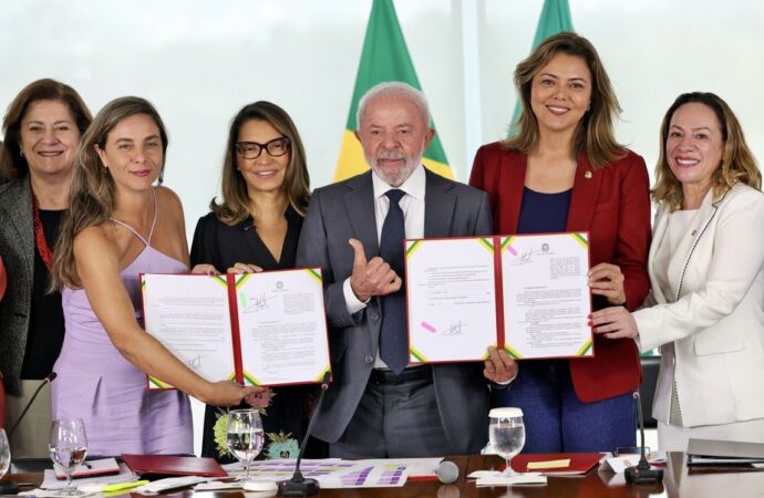Lula sanciona pacote de leis voltadas ao combate da violência contra a mulher