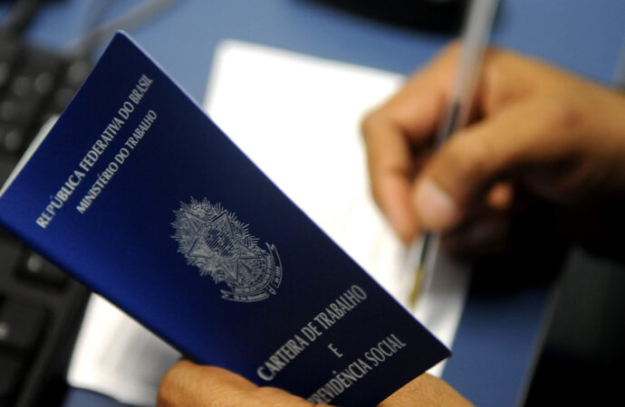 Brasil cria 58,5 mil empregos com carteira assinada em julho