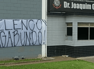 Zagueiros do Corinthians são cobrados em novo protesto no CT