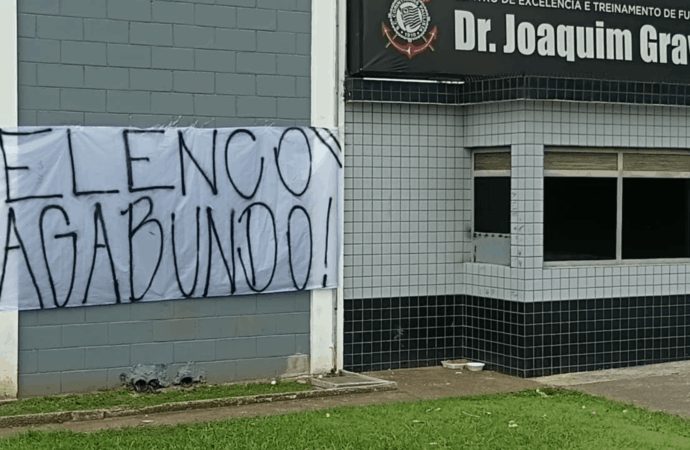 Zagueiros do Corinthians são cobrados em novo protesto no CT