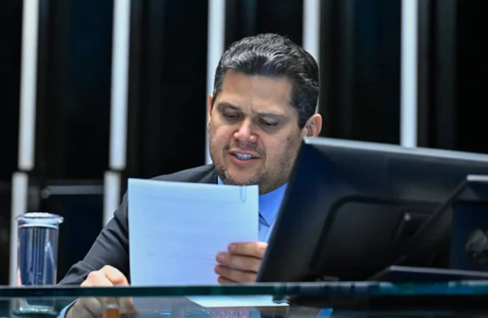 Alcolumbre promulga dosimetria, que reduz penas do 8/1 com benefício a Bolsonaro